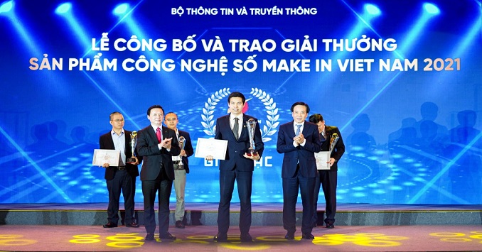 PTGĐ thường trực MISA Lê Hồng Quang nhận giải Bạc hạng mục Nền tảng số xuất sắc cho MISA AMIS