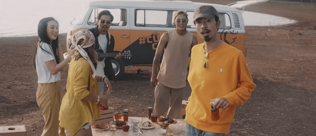 Strongbow tài trợ trong MV ‘Bài này chill phết’ của Đen Vâu năm 2019