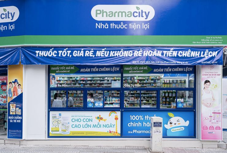 Banner tại các hiệu thuốc luôn thu hút thị giác tốt (Nguồn : Báo Thanh niên)