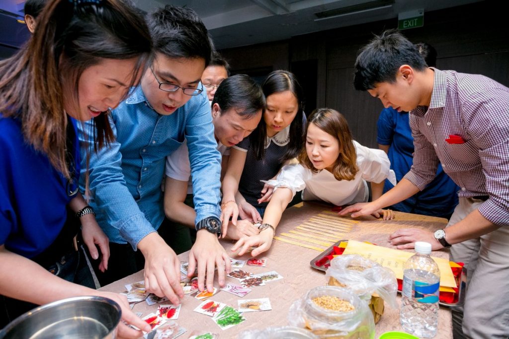 Ai cao hơn - trò chơi team building trong nhà cần sự nhanh nhẹn và đoàn kết