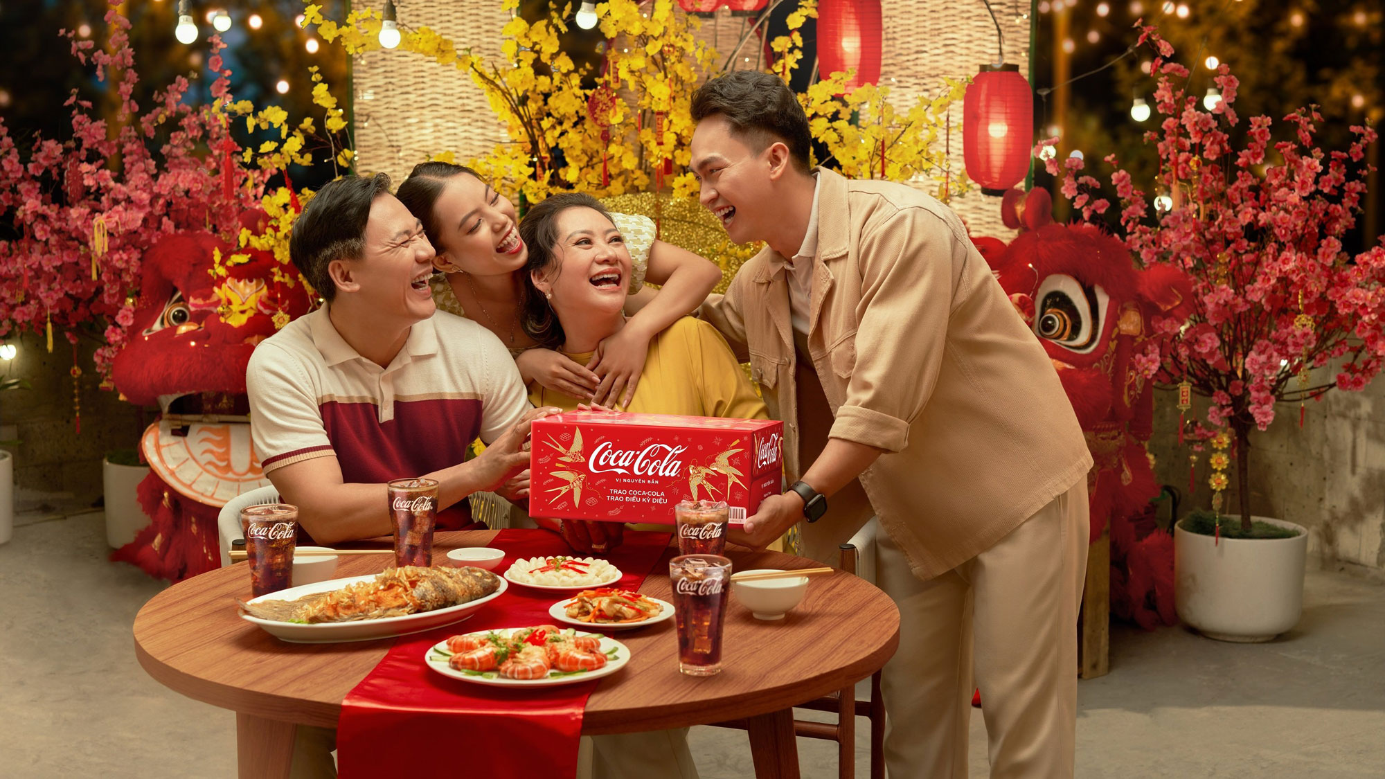 Coca-Cola nhắm đến các nhóm khách hàng đa dạng từ trẻ em, thanh niên, người trung niên và người cao tuổi.