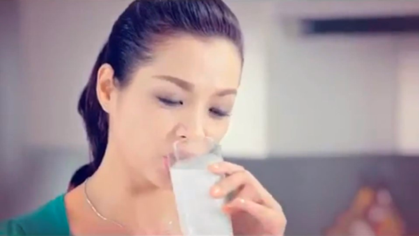 Diễn viên Thúy Hằng và sự xuất hiện của cô trong TVC của Anlene Việt Nam năm 2013 (Nguồn ảnh: Internet)