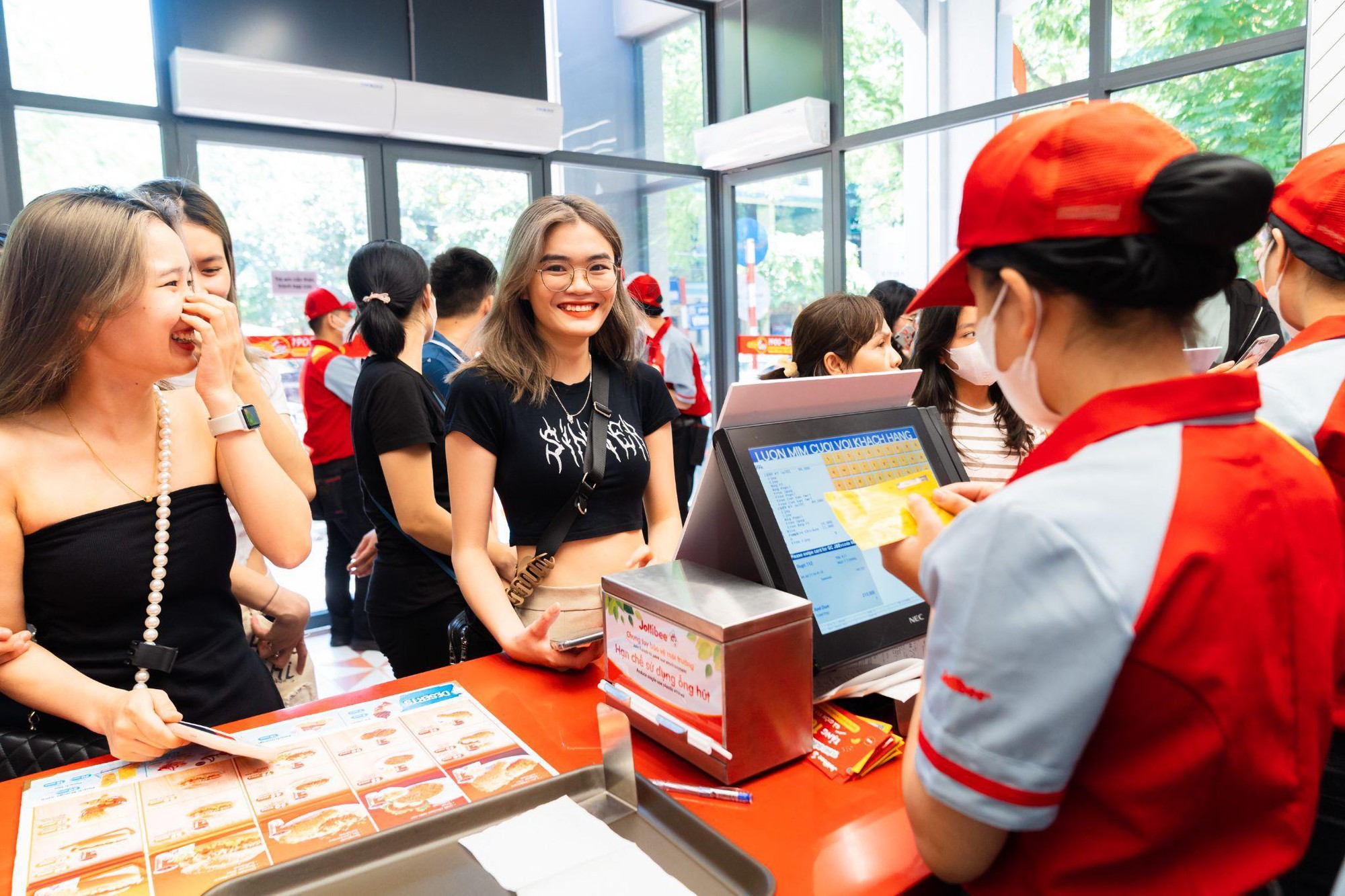 chiến lược marketing của jollibee tại việt nam 