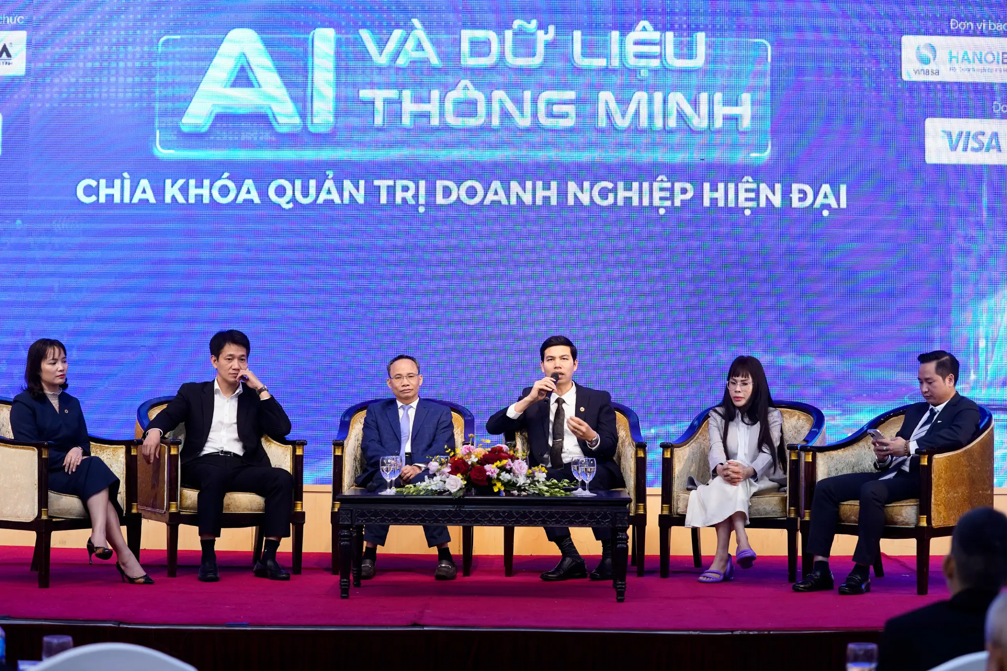 tọa đàm với chủ đề "AI và dữ liệu thông minh: Chìa khoá quản trị doanh nghiệp hiện đại"